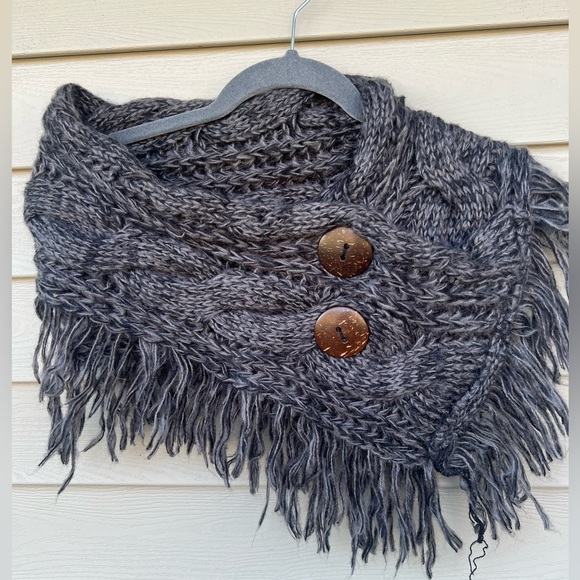 Woman’s Shoulder Warmer Scarf OS - Picture 1 of 3